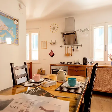 Lived-in Flat, W Private Entry In Real Catello, Btwn Biennale & S Marco Διαμέρισμα Βενετία