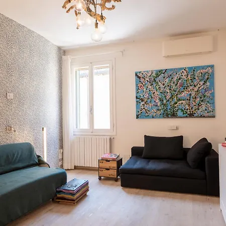 Апартаменты Stylish 1br In Bragora Self-contained Walk To San Marco & Biennale *